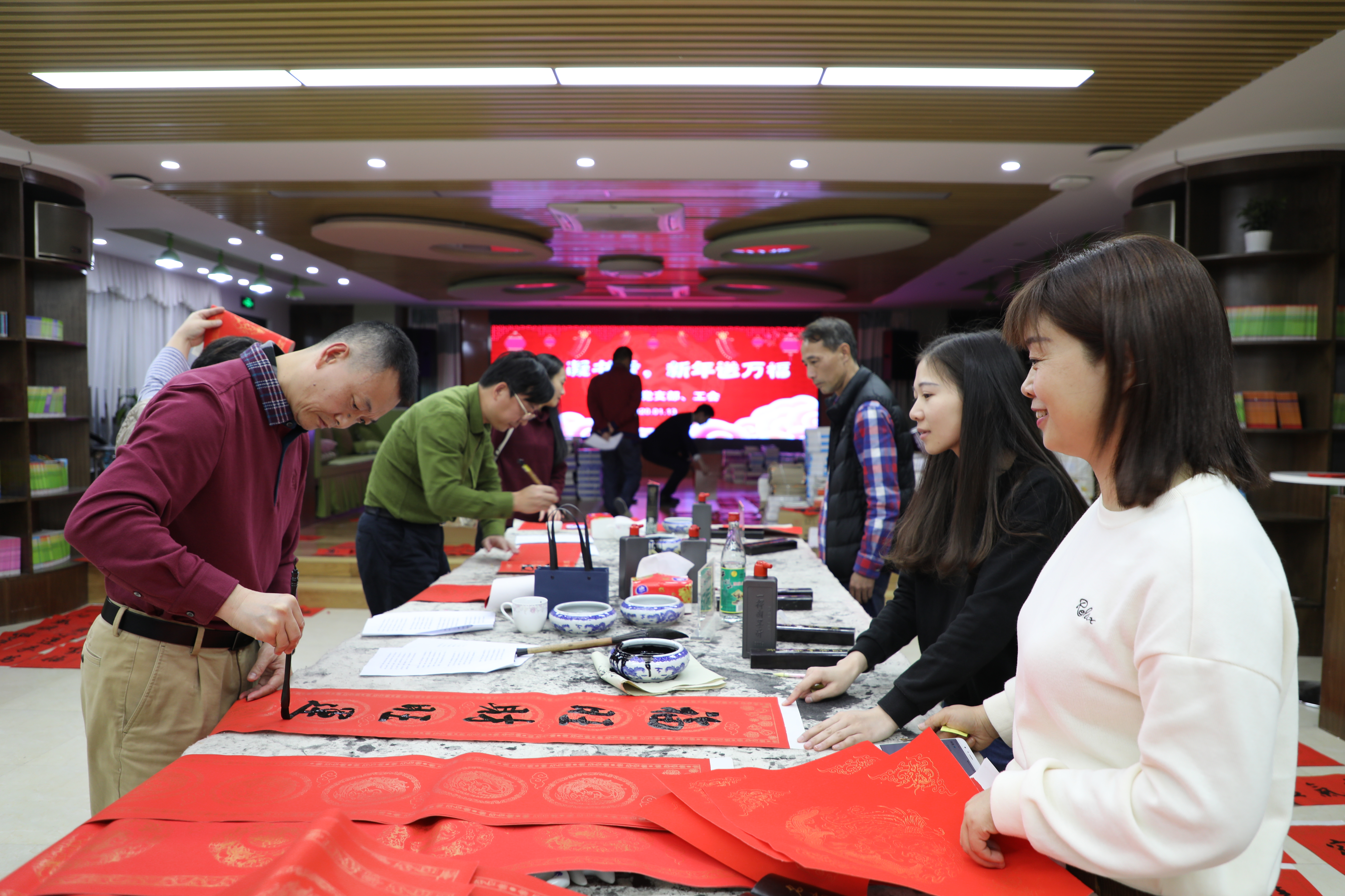 工会邀请了中国书法家协会会员柯振海老师与柯坚林校长组成"送福"小组